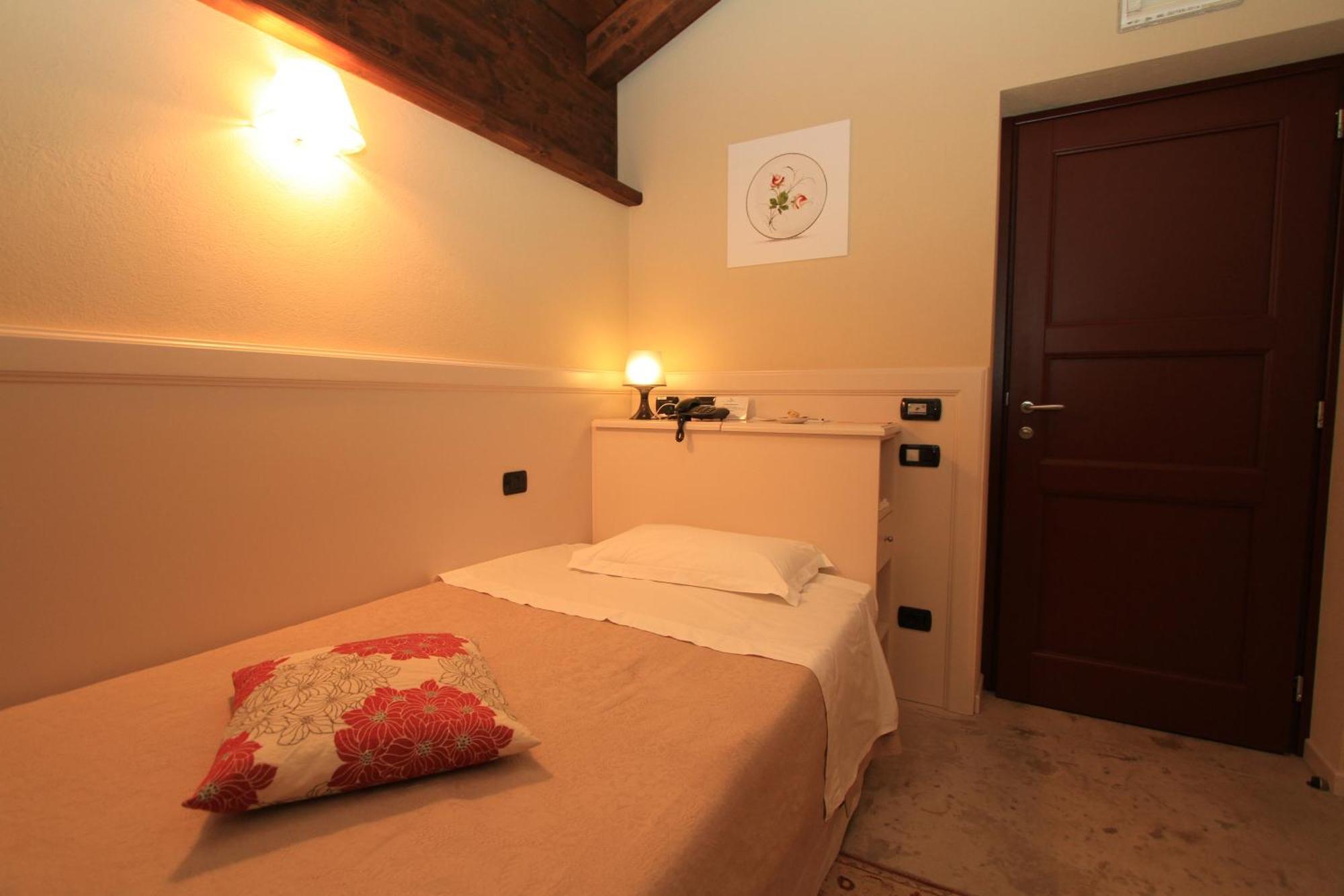 Albergo Della Ceramica Villanova Mondovì Rum bild